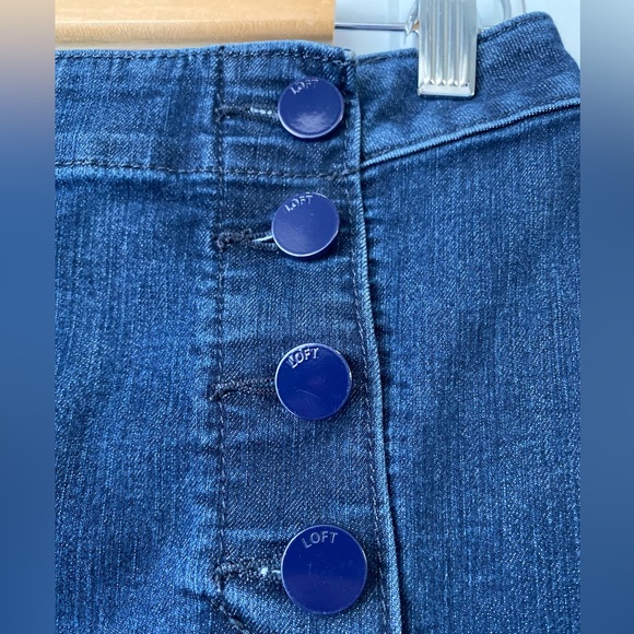 LOFT - Denim Blue Button Skirt. Size 0 - Picture 2 of 5